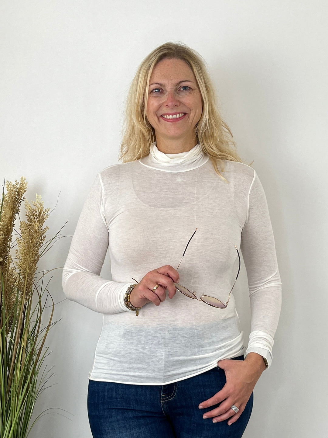Ecru Cashmere Rollkragenshirt mit körpernaher Passform