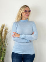 Hellblaues Cashmere Rollkragenshirt im Bodyfit mit Jeans
