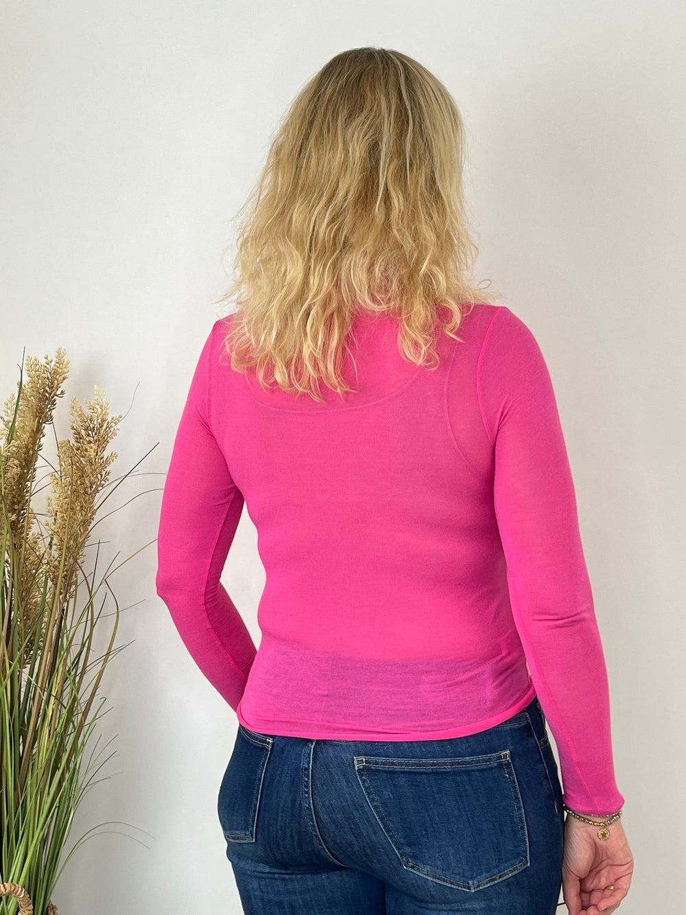 Rückansicht des pinken Cashmere-Shirts mit engem Schnitt