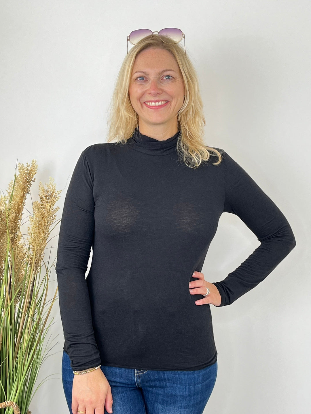 Schwarzes Cashmere-Rollkragenshirt vorne, weicher Griff und Clean-Look