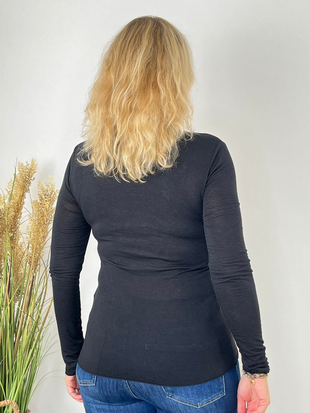 Schwarzes Cashmere-Rollkragenshirt von hinten, körpernahe Passform