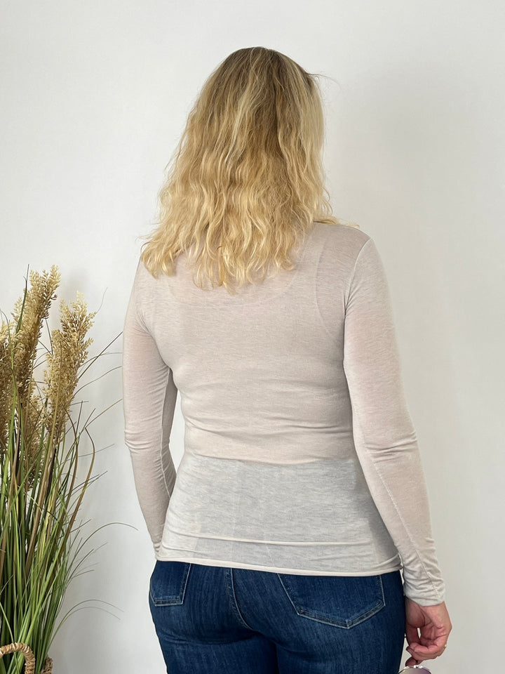 Rückansicht hellbeiges Cashmere Rollkragenshirt