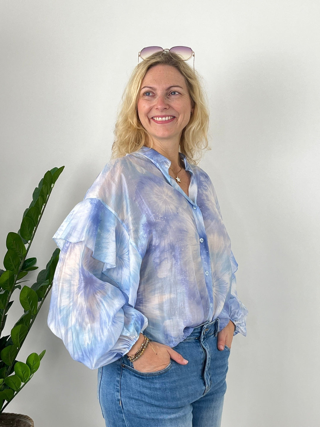 Leichte hellblaue Bluse mit Batikmuster im Detail