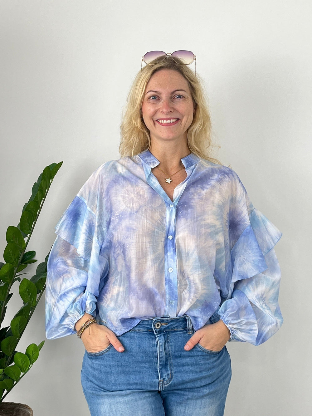 Hellblaue Batik-Bluse mit Stehkragen und Rüschenärmeln