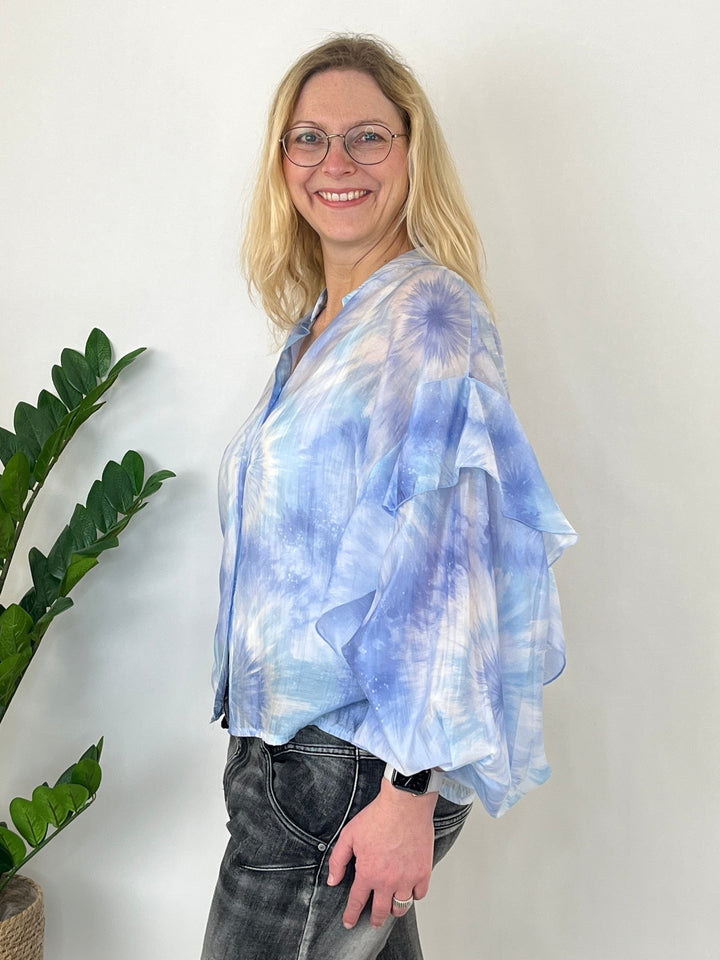 Rüschenbluse Batik, hellblau von Bella Vita - Mode &amp; Lifestyle