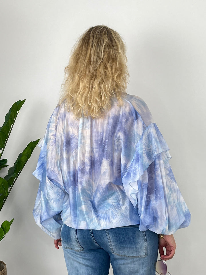 Hellblaue Rüschenbluse mit Batikprint Rückansicht