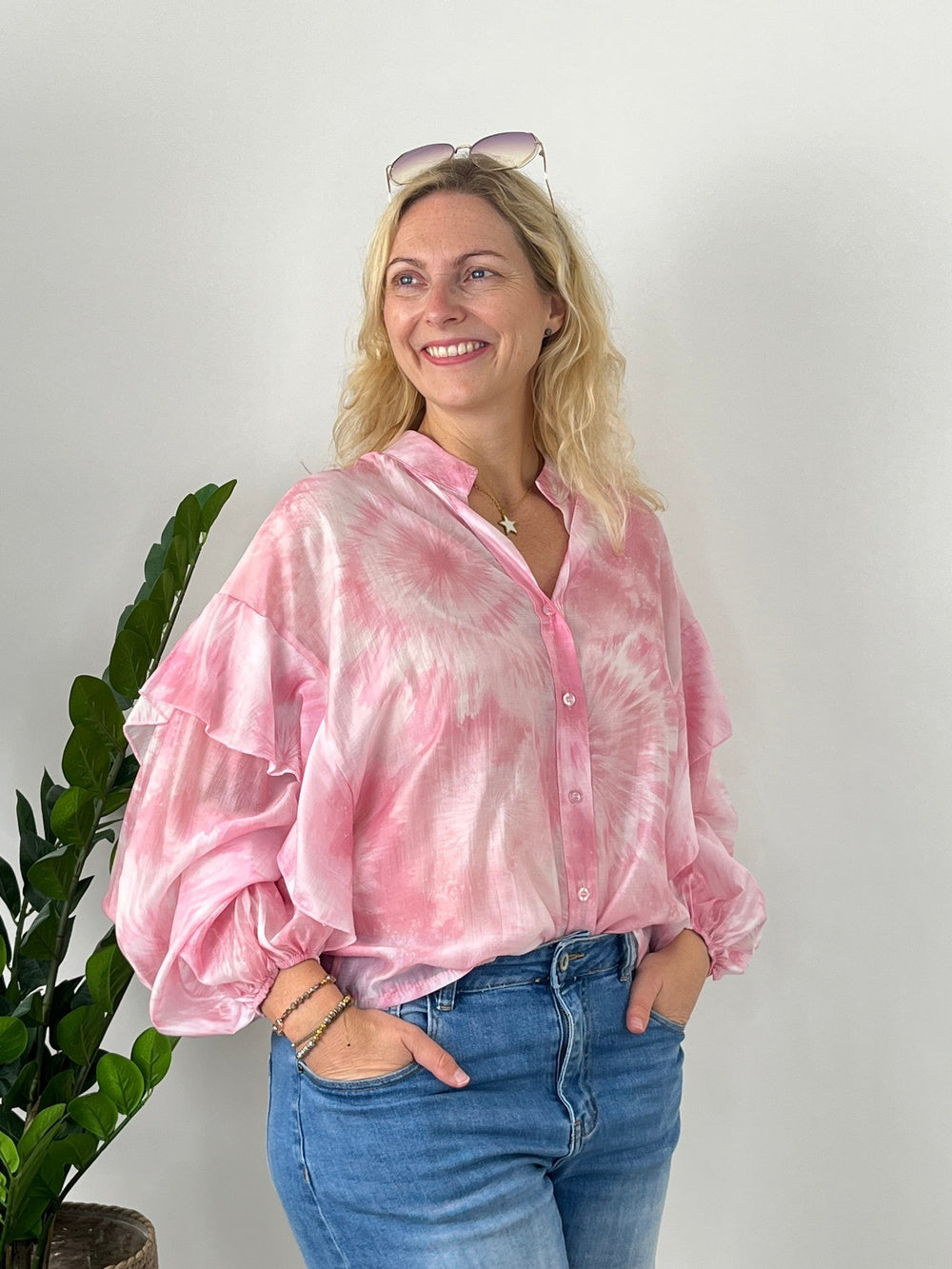 Transparente rosa Batik Bluse mit Stehkragen und Puffärmeln