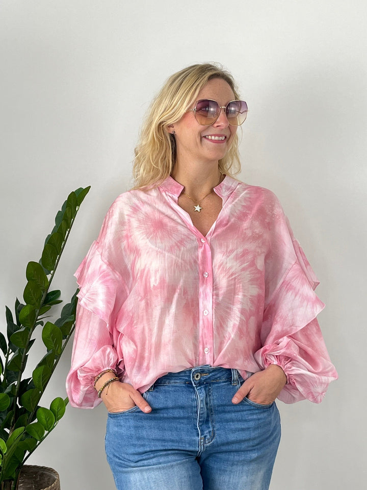 Rosa Batik Rüschenbluse mit Mandarinkragen und Volantärmeln