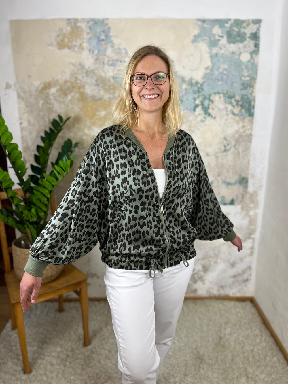 Satinblouson Leoprint mit Reißverschluss von Bella Vita - Mode &amp; Lifestyle