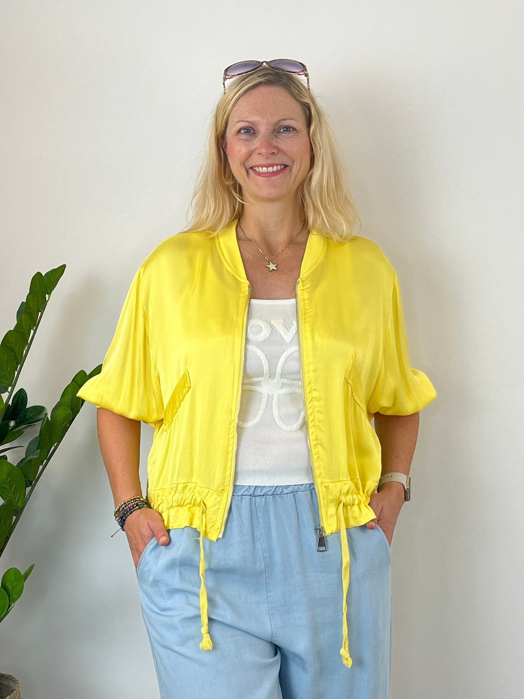 Gelbe Satinjacke mit Reißverschluss und 3/4-Ärmeln im Frontalansicht