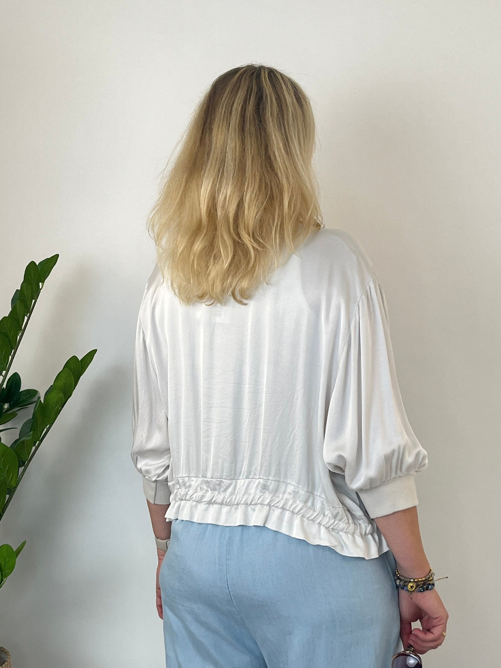 Rückansicht beige Satinjacke mit gewelltem Saum durch Tunnelzug