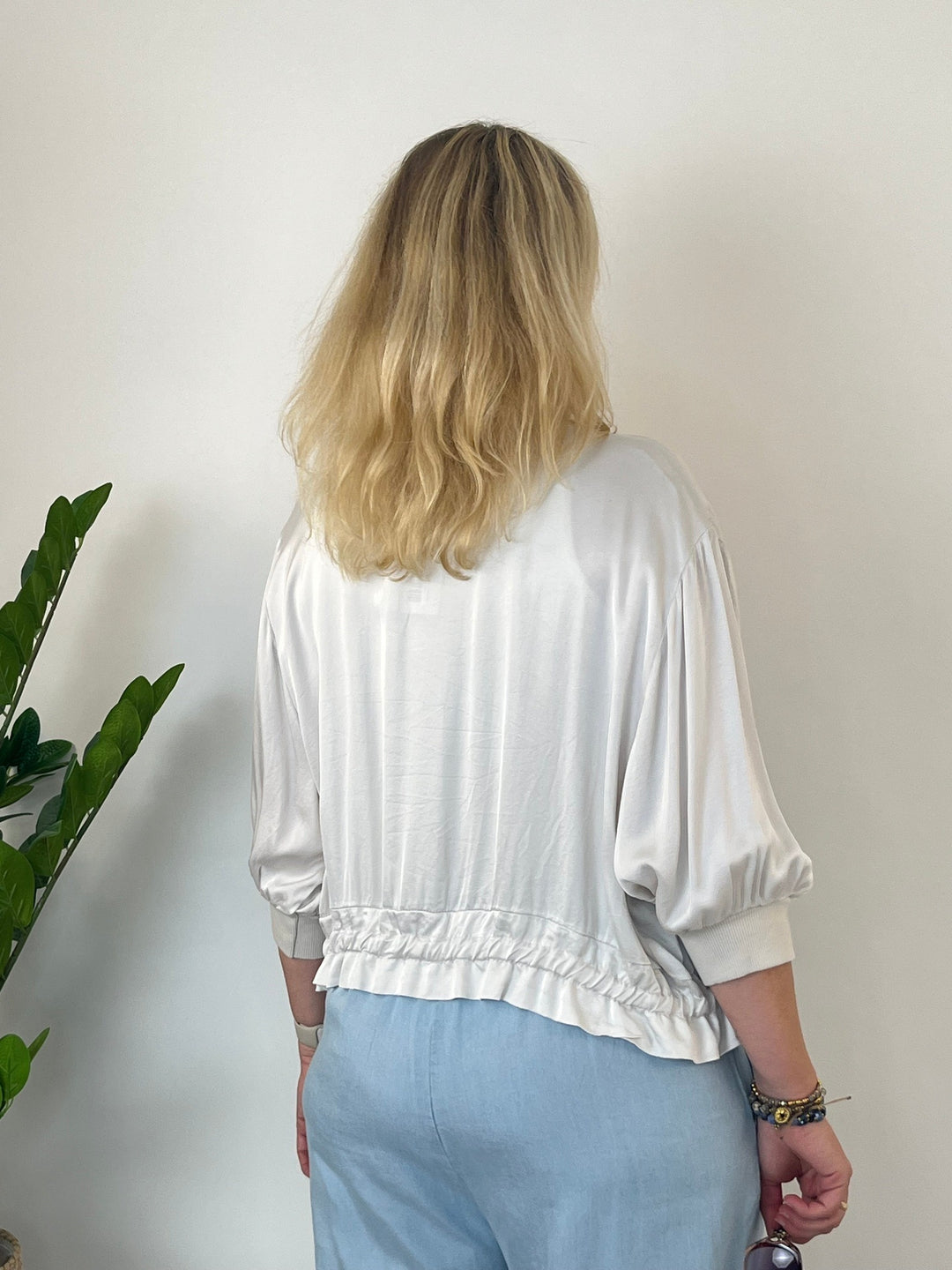 Rückansicht beige Satinjacke mit gewelltem Saum durch Tunnelzug