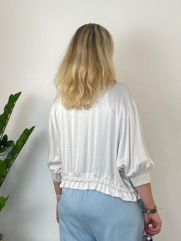 Rückansicht beige Satinjacke mit gewelltem Saum durch Tunnelzug