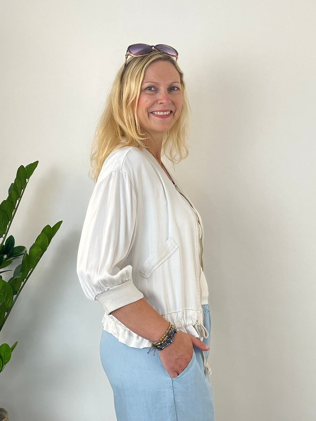 Seitenansicht beige Satinjacke mit A-Linie und Taschenbereich