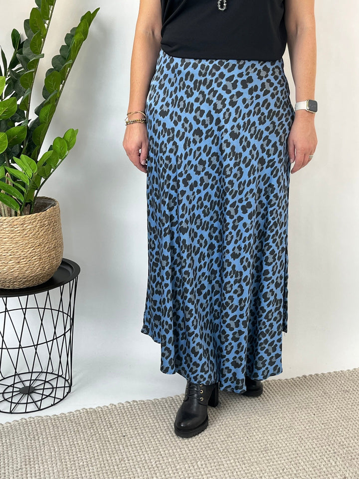 Frontalansatz langer Satinrock blau-schwarz Leo-Print mit schwarzen Stiefeln