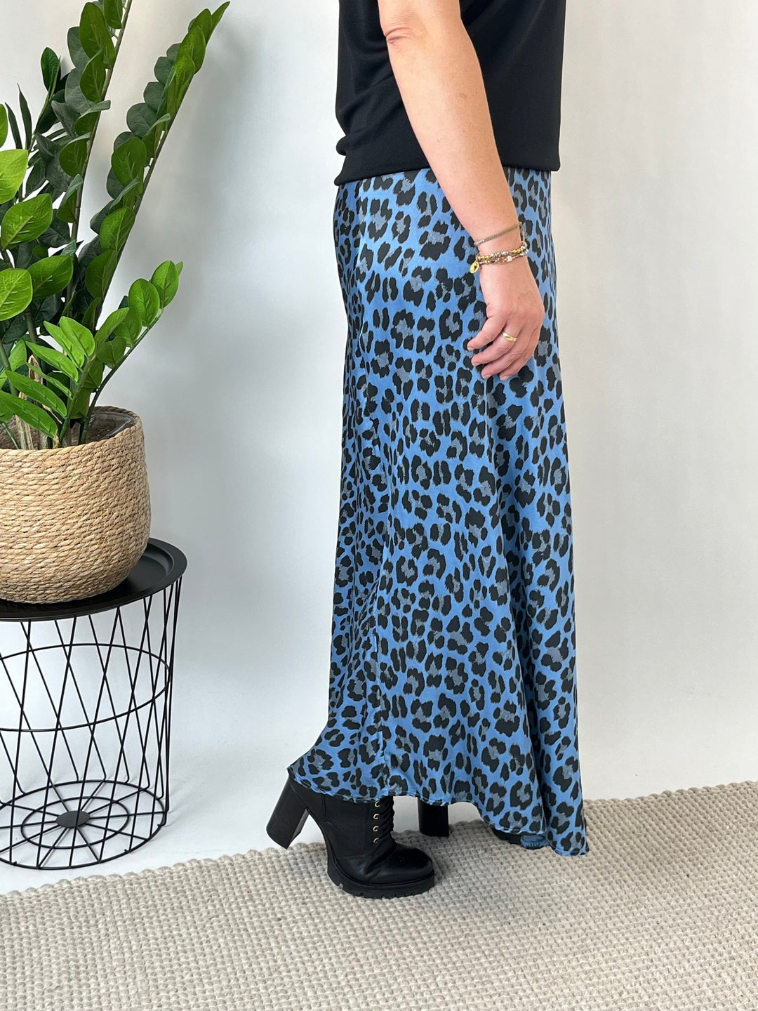 Seitenansicht glänzender Satinrock Jeansblau mit elegantem Drapierungseffekt