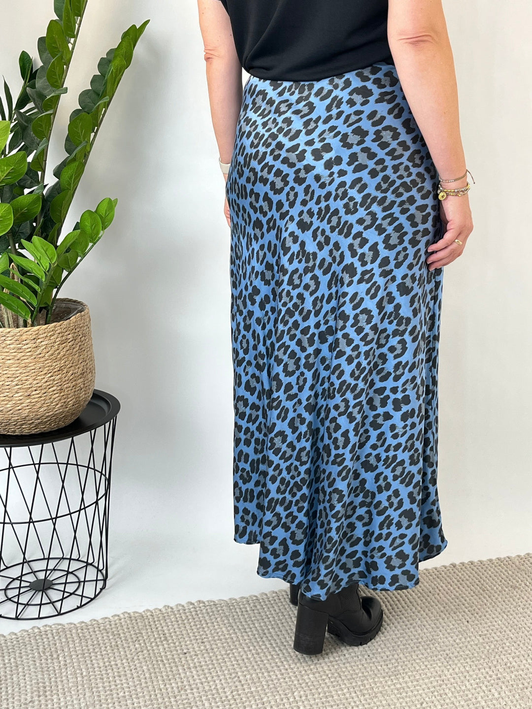 Rückansicht Satinrock im Leopardenprint, Jeansblau mit fließendem Fall