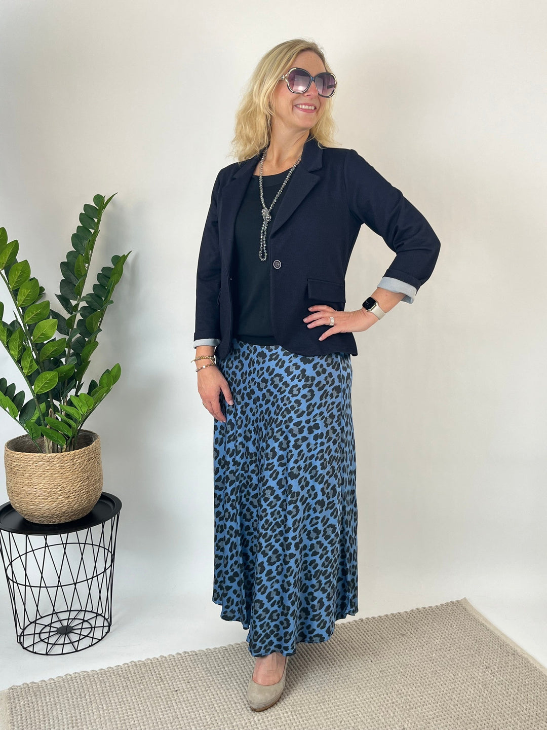 Langes Outfit mit blauen Leoparden-Satinrock und dunkelblauem Blazer
