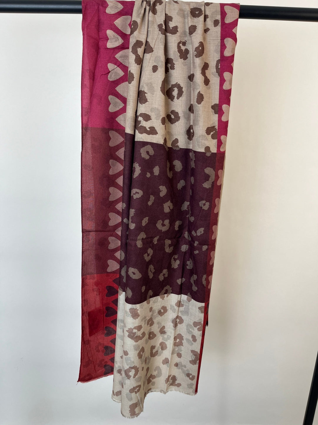 Schal Leo Love mit Leoparden- und Herzmuster in Bordeaux