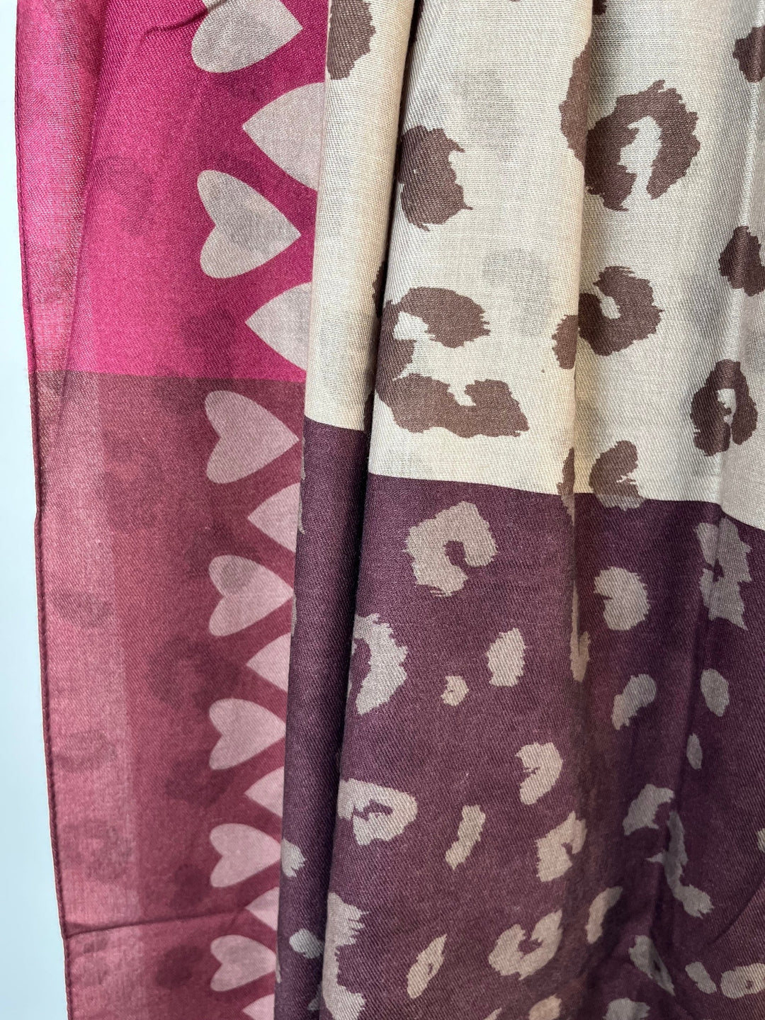 Nahaufnahme Viskose-Wollmischung Schal mit Leopardenprint