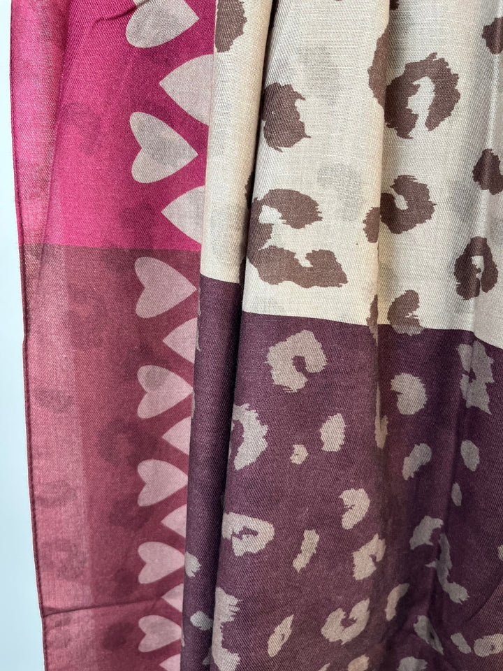 Nahaufnahme Viskose-Wollmischung Schal mit Leopardenprint