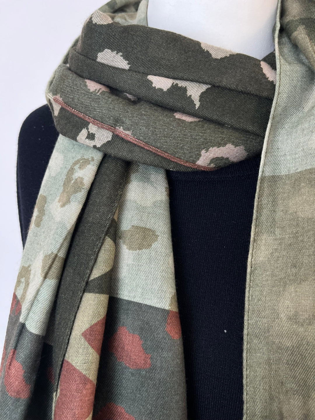 Khaki Schal mit Leoparden- und Herzmuster, detailreiche Kantensteppung