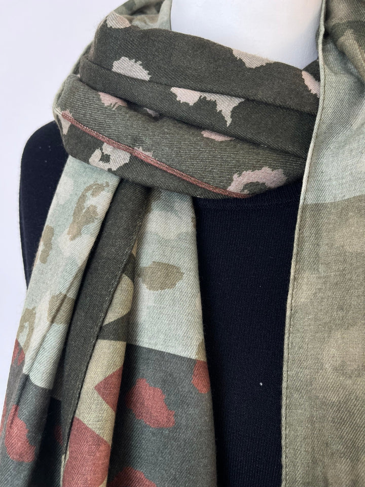 Khaki Schal mit Leoparden- und Herzmuster, detailreiche Kantensteppung