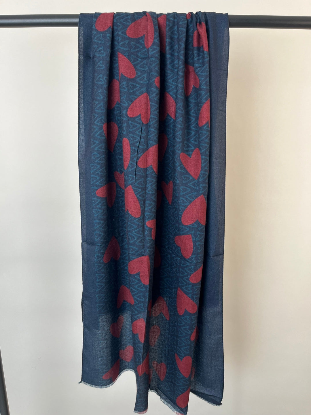 Marineblauer Schal mit rotem Herzmuster und hellblauen Akzenten