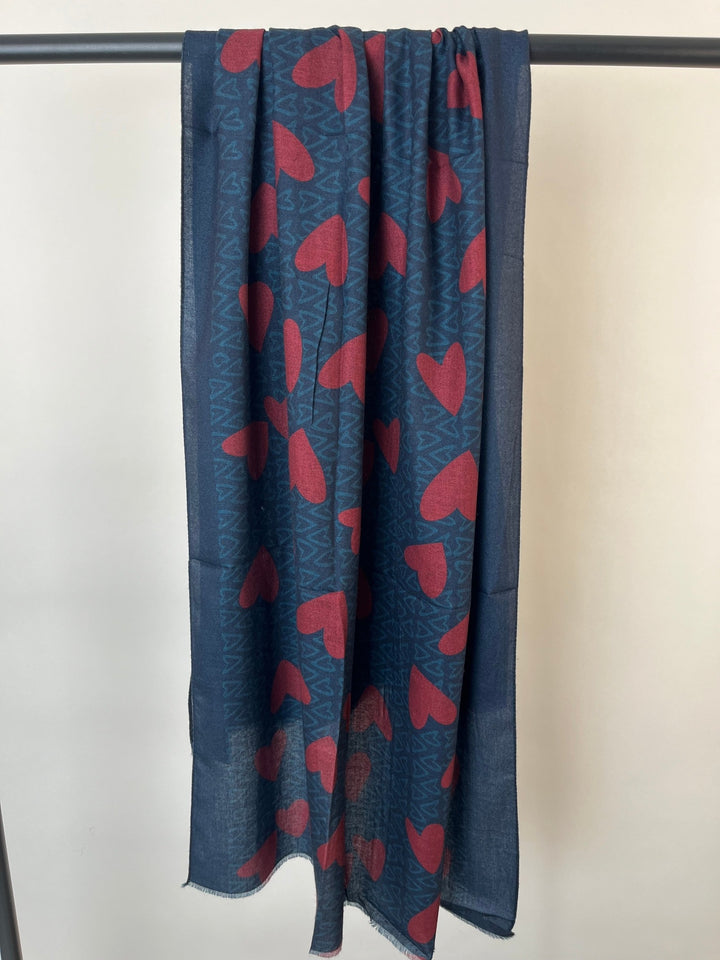Marineblauer Schal mit rotem Herzmuster und hellblauen Akzenten
