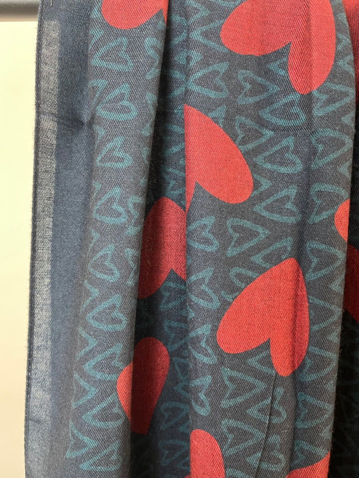 Nahaufnahme der weichen Viskose-Wollmischung mit Herzdesign