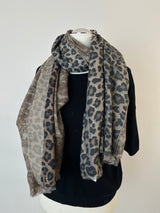 Schal mit doppelseitigem Paisley-Leoprint-Design am Hals getragen