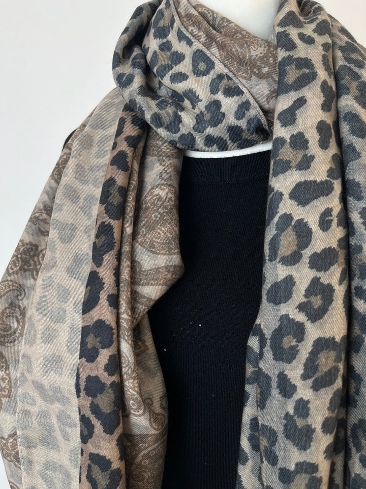 Weicher Fall des Paisley-Leoprint-Schals in Schwarz-Beige
