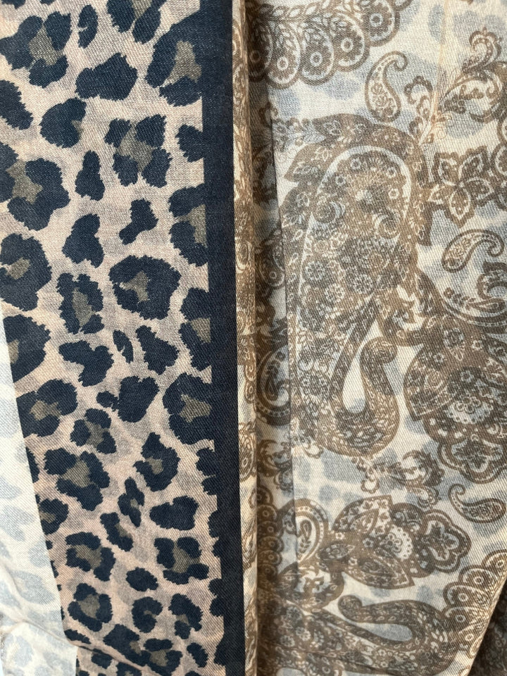 Nahaufnahme Stoffdetail: Paisley- und Leoprint-Muster auf Viskose-Wolle