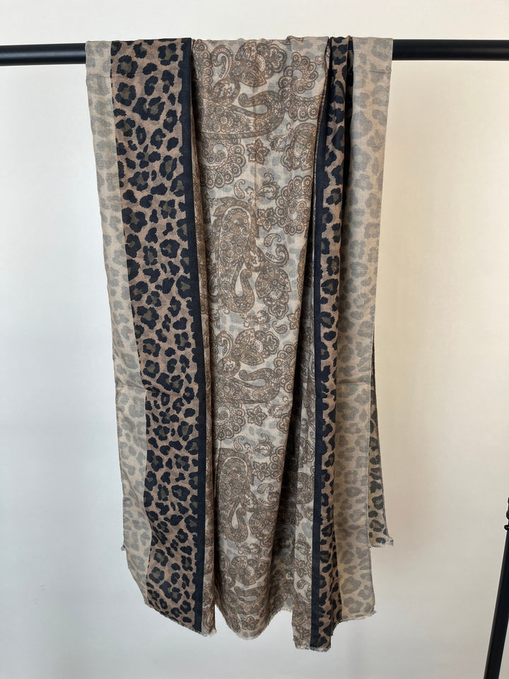 Beiger Schal mit schwarzem Paisley-Muster und Leoprint-Kante