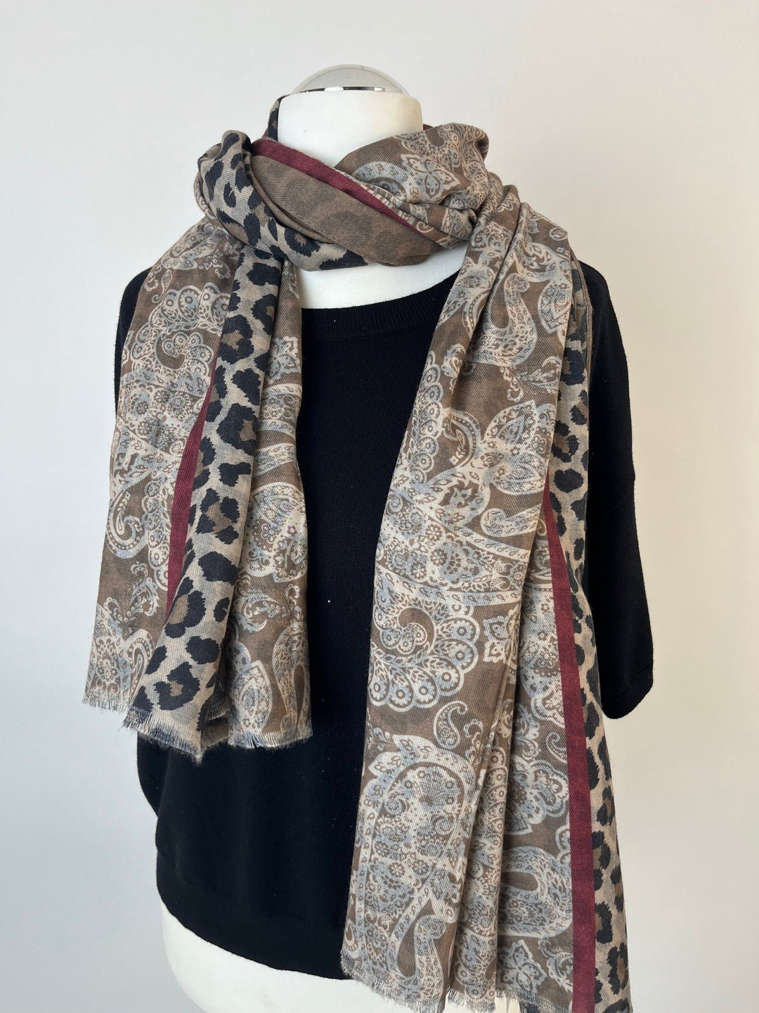Paisley Leo Schal in Taupe-Bordeaux mit Leoprint und Paisley-Muster