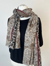 Paisley Leo Schal in Taupe-Bordeaux mit Leoprint und Paisley-Muster