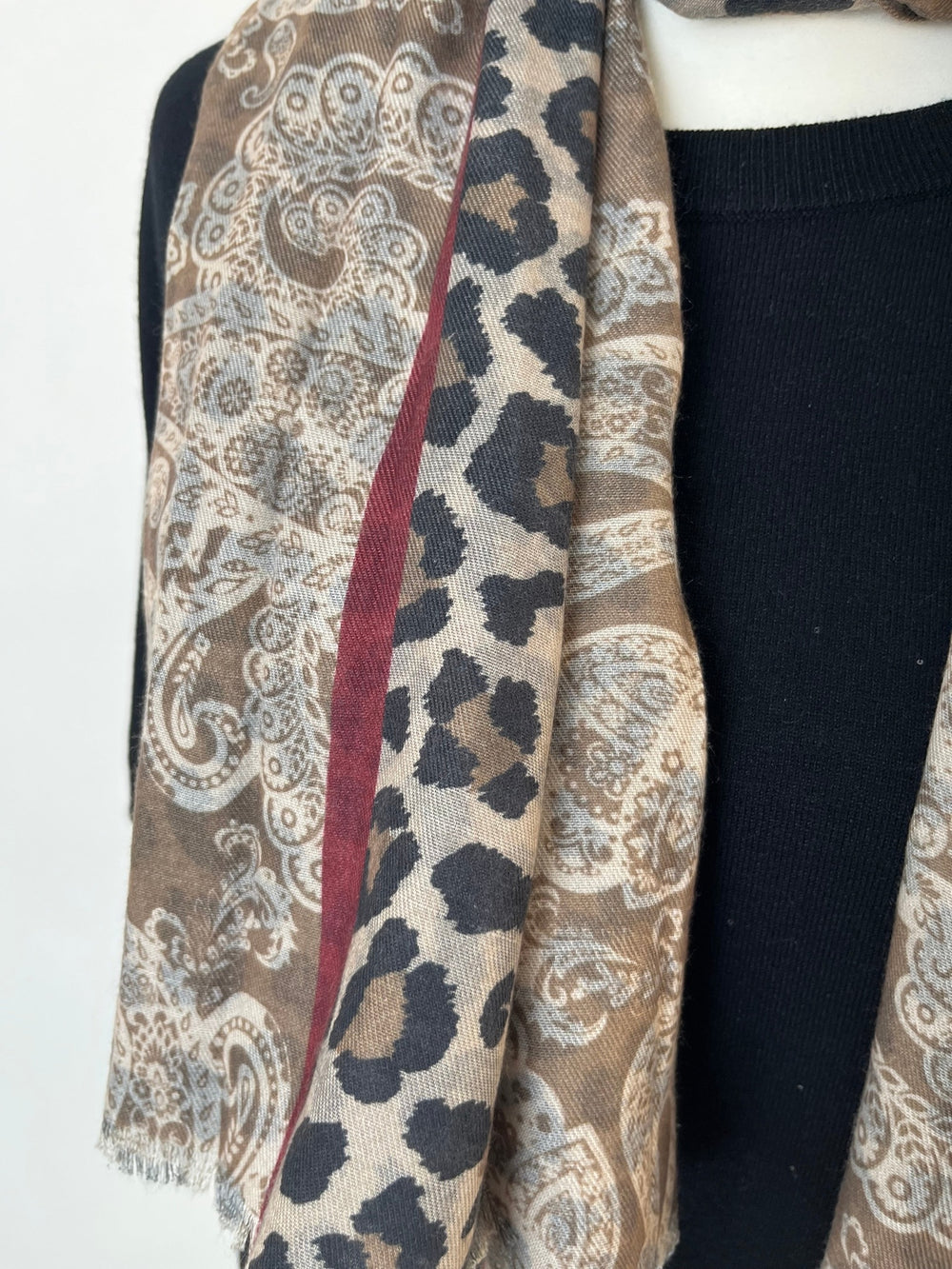 Nahaufnahme Viskose-Wollmischung Schal Paisley Leo Detail