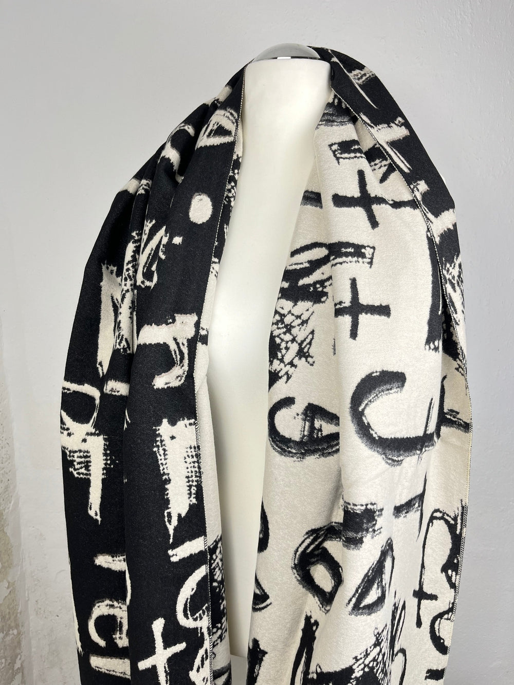 Schal mit Schriftmuster, schwarz von Bella Vita - Mode & Lifestyle