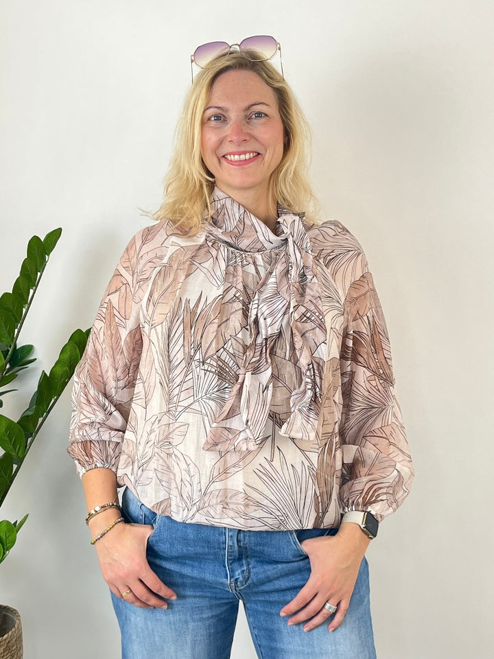 Beige-braune Damenbluse mit Allover-Blattmuster und eleganter Hals-Schleife