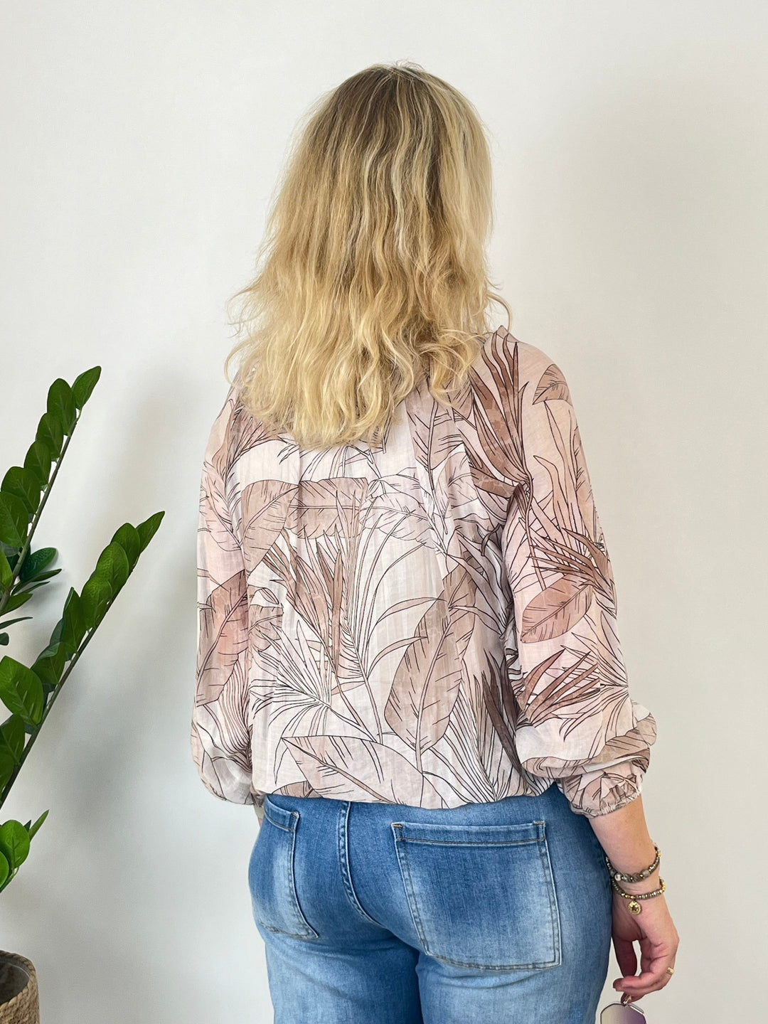 Rückansicht beige-braune Schluppenbluse mit Blattmuster und lockerer Schleife