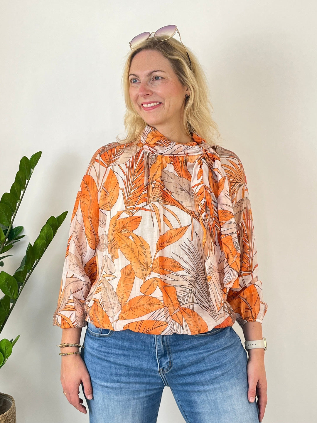 Frauen Bluse mit Allover-Blattmuster in Orange-Braun und dekorativer Hals-Schleife