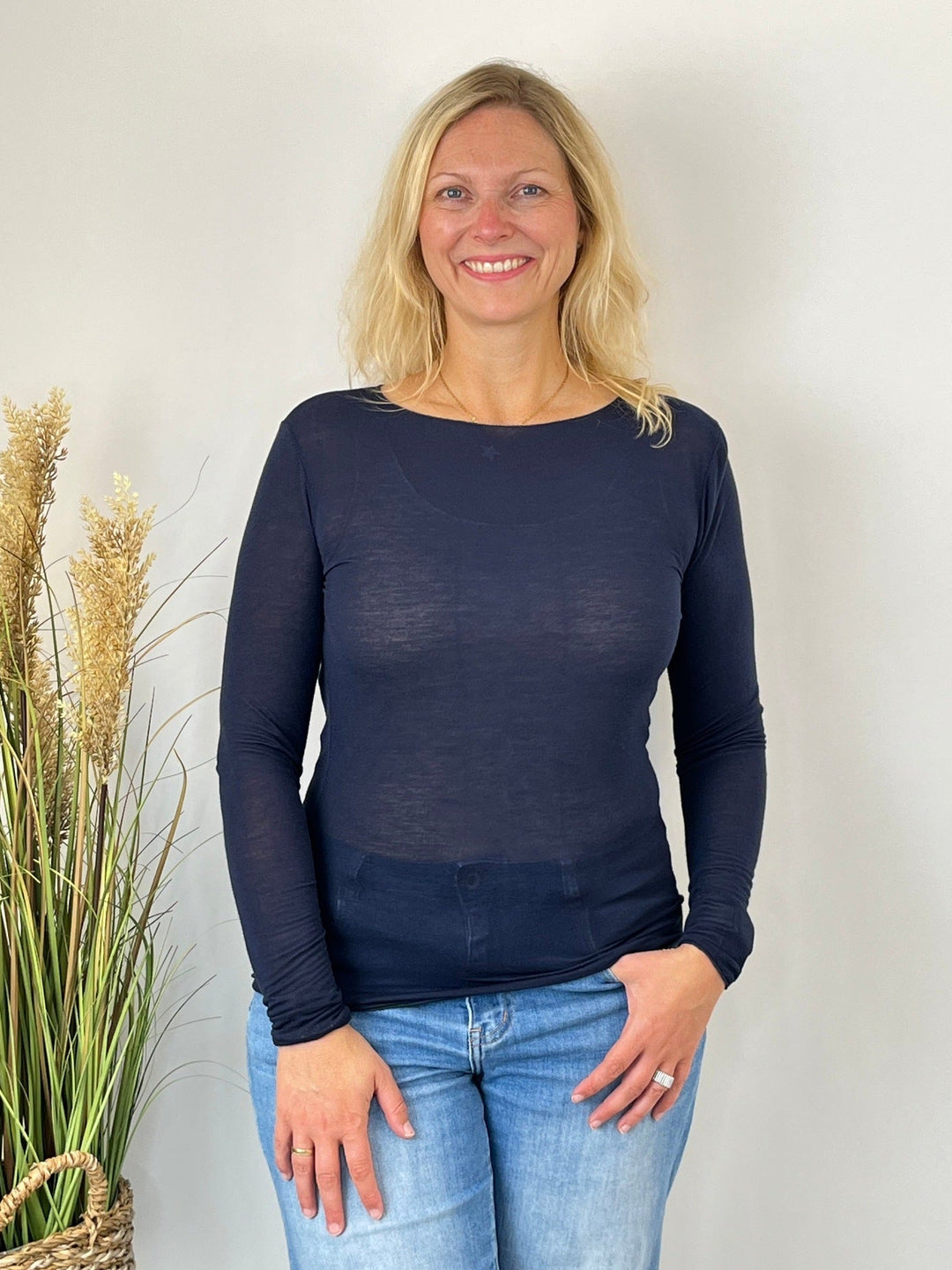 Feine Textur des leicht transparenten marineblauen Cashmeretops