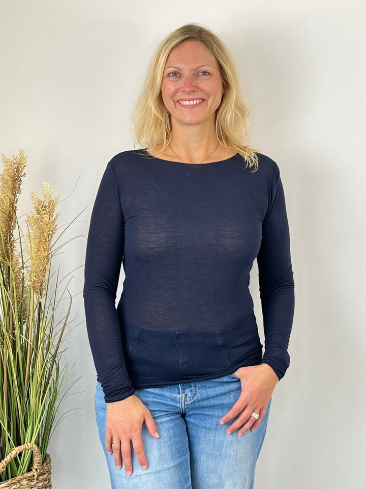 Feine Textur des leicht transparenten marineblauen Cashmeretops