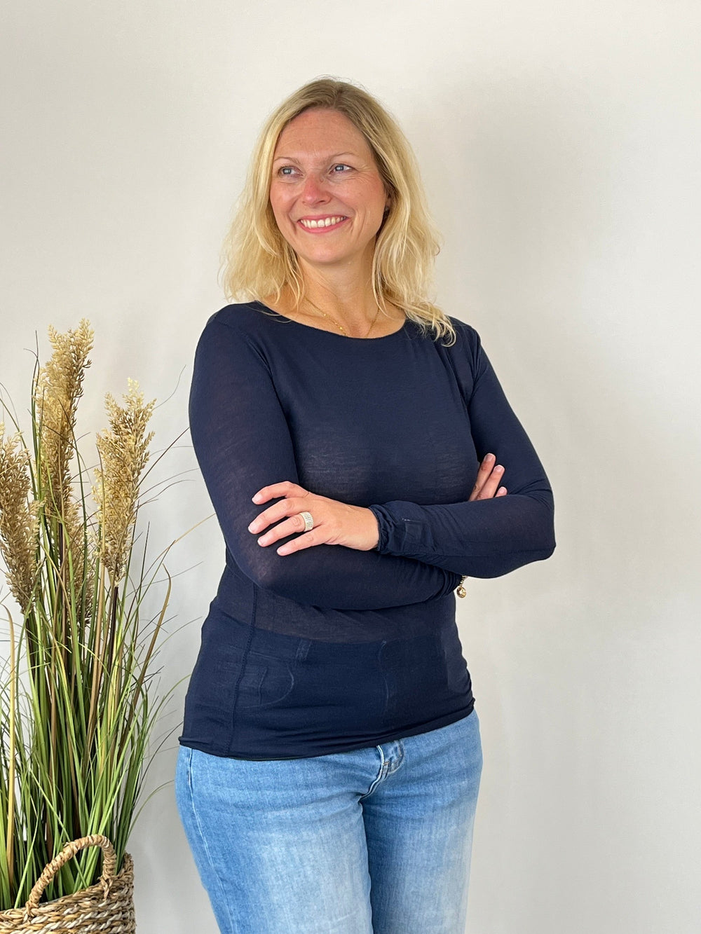 Marineblaues Cashmere-Shirt mit Rundhals und körpernaher Passform