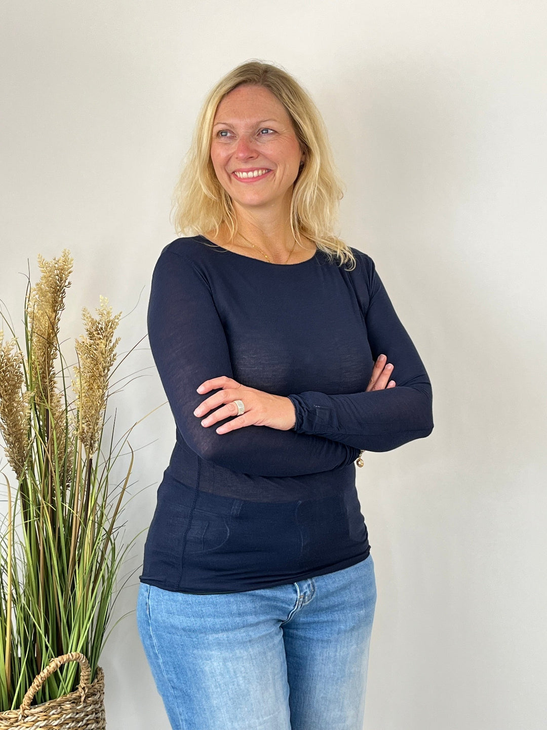 Marineblaues Cashmere-Shirt mit Rundhals und körpernaher Passform