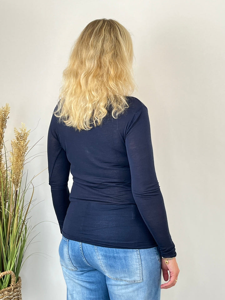 Rückansicht des figurbetogenen marineblauen Cashmere-Shirts