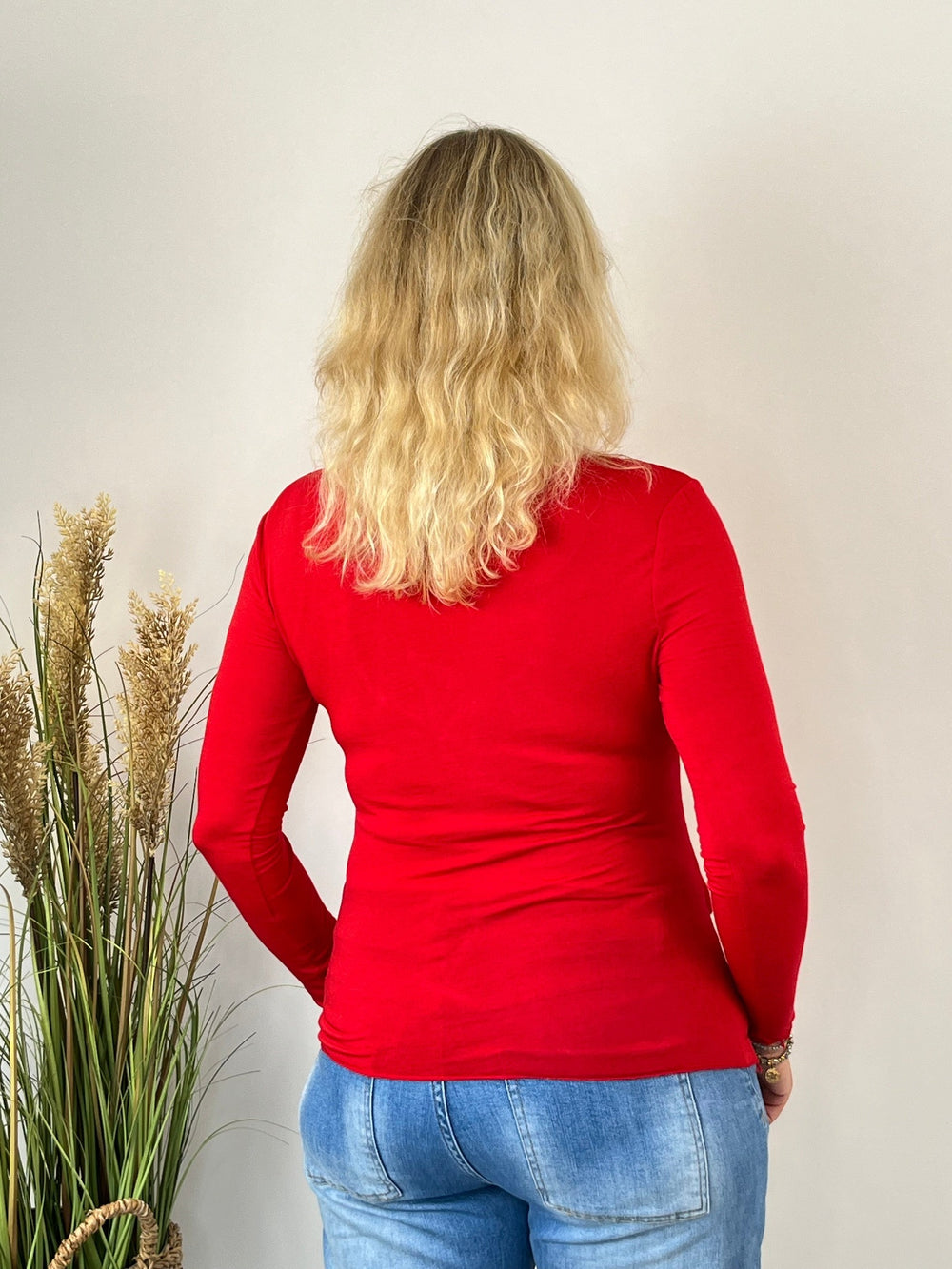 Rotes Cashmere-Shirt mit Rundhals und körpernaher Passform, Rückansicht
