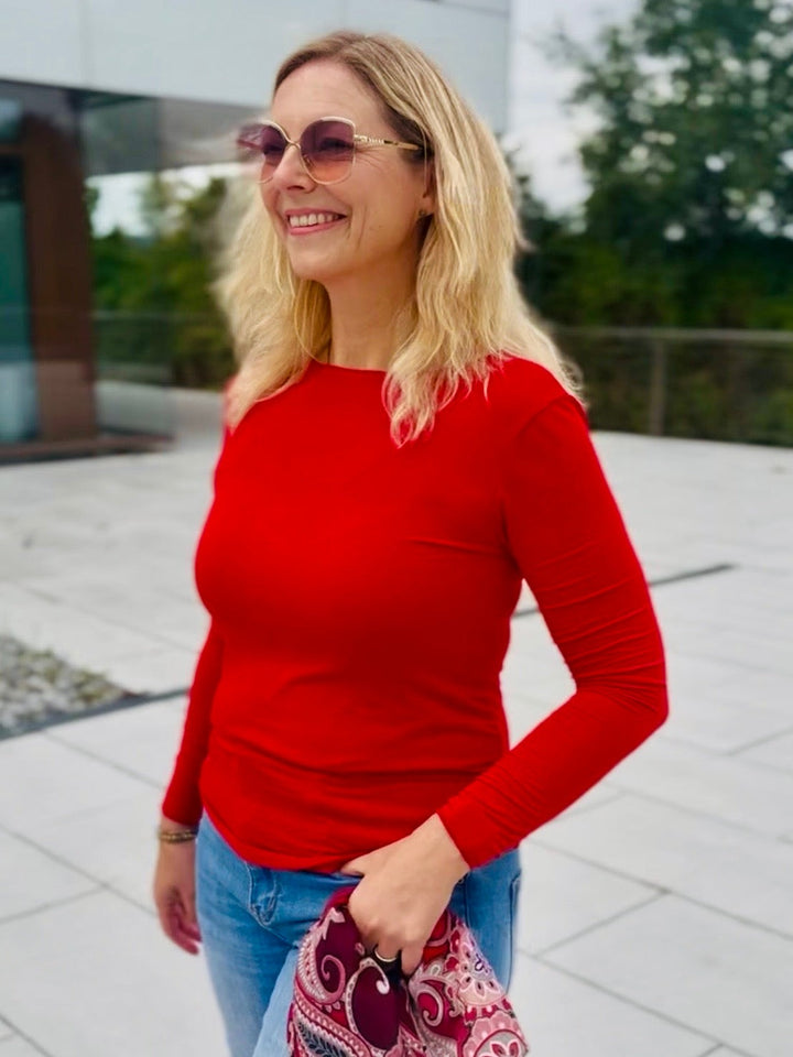 Rotes Langarm-Cashmere-Shirt im Outdoor-Look mit Jeans und Schal