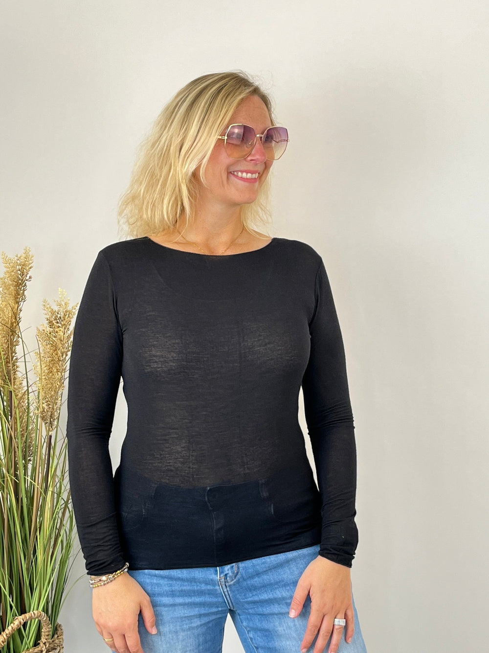 Schwarzes Cashmere Langarmshirt mit Rundhals und körpernaher Passform