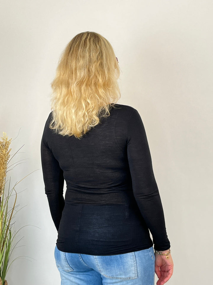 Rückansicht schwarzes enganliegendes Cashmere Langarmshirt
